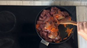 КАК ПРИГОТОВИТЬ ПЕЧЕНЬ С МОРКОВЬЮ, ЛУКОМ И МАЙОНЕЗОМ НА СКОВОРОДЕ? Тушеная, в соусе, на обед!