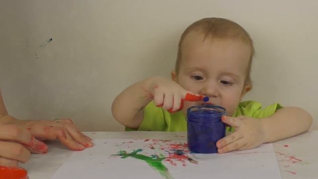 РИСУЕМ пальчиковыми красками СТЕНЫ даже разукрасили!!! Funny kids in the paint