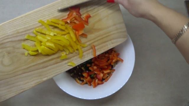 Салат из говядины,фасоли и грецких орехов. Что приготовить из говядины. Рецепт. смотреть онлайн
