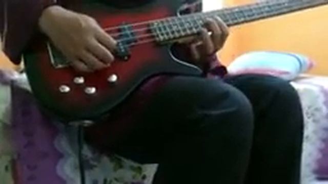 Bass solo....4 layer Looper with Zoom B1On смотреть онлайн