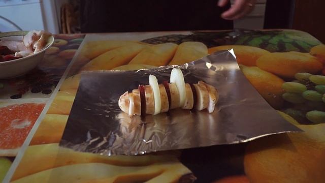 Картофель в духовке запеченный в фольге с салом и колбасой рецепт