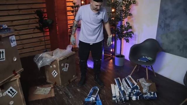 Купил КОНФИСКОВАННЫЕ ЯЩИКИ на Таможне! Что ВНУТРИ? **АУКЦИОН** смотреть онлайн