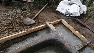 ЗАЛИВКА ФУНДАМЕНТА ВРУЧНУЮ,ПОД КУРЯТНИК