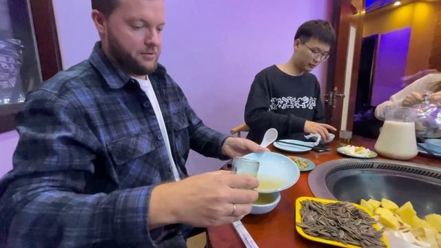 Самый большой оптовый рынок в мире – Иу, Китай | Музыкальные магазины | Часть 1 | SKIFMUSIC.RU смотреть онлайн