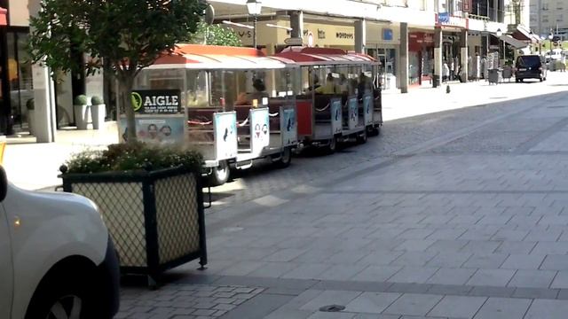 Нормандия. Каен. Туристический вагончик каждый час отходит от церкви Saint Pierre. смотреть онлайн