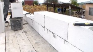 Укладка газоблоков Aeroc на клей.