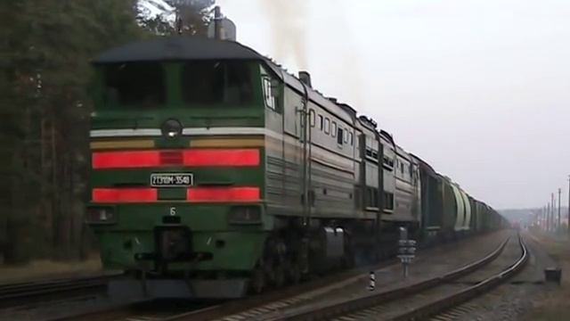 Запуск дизеля тепловоза 2ТЭ10М-3548 и отправления / 2TE10M-3548, engine start up and departure смотреть онлайн