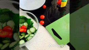 Готовлю салат из шпината, помидор черри и огурцов