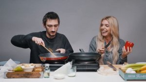 Пробуем готовить из СЛУЧАЙНЫХ продуктов | Люди Пробуют