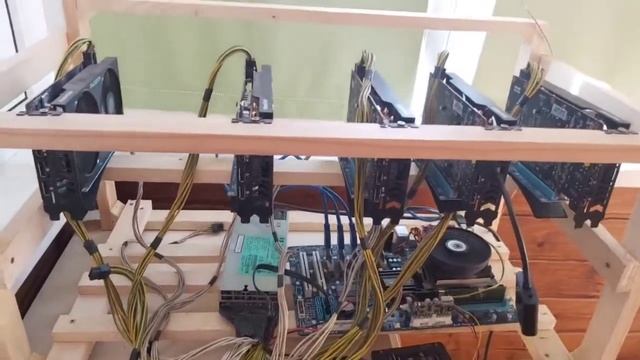 Серверный блок питания в работе. Нагрузка на блок 5 видеокартами