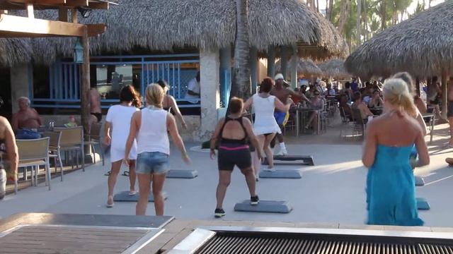 Занятие группы степ аэробики. Доминикана, отель Iberostar Dominicana MVI 7096 смотреть онлайн