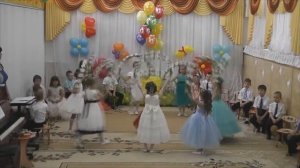 Танец с цветочными дугами