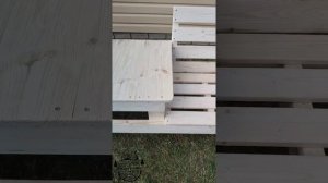 Скамейка со столиком в середине