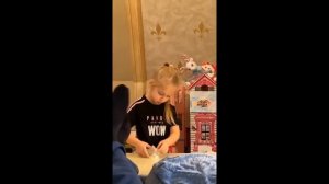 6-летняя Лиза Галкина делает новогодние снежинки под пение мамы