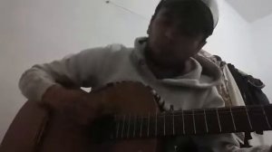 Парень поет классно