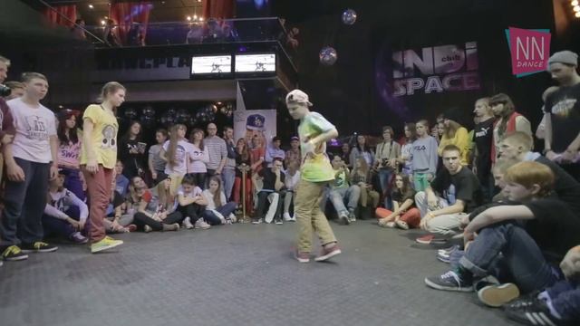 Кузнецов Данил vs Матвеева Лиза - 1/8 Hip-hop beginners - Matreshka Battle (2014) смотреть онлайн