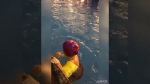 Алиса и Лавинья плавают в бассейне. Девочки учатся плавать под водой. Девочки учатся плавать