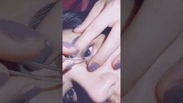 У девушки косметолог ТЯНЕТ ВОЛОС ИЗ ГЛАЗА! смотреть онлайн