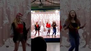 Танец в стиле 90-х?