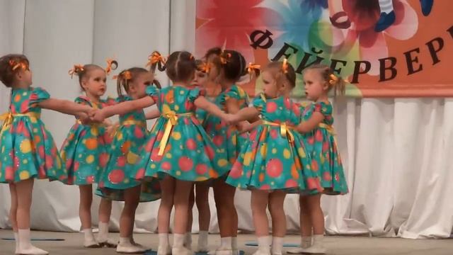 Танцевальный ансамбль "Ладушки". Танец "Дождик". смотреть онлайн