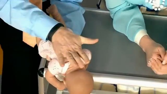 Что делать, если ребенок подавился. Приемы экстренной помощи смотреть онлайн