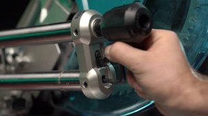 Обзор аккумуляторной торцовочной пилы DLS211ZU