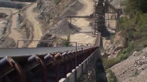 Ленточный конвейер, конвейерная лента в работе.