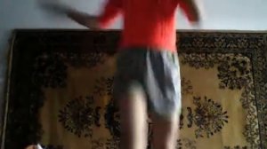 как нодо ПРЫГАТЬ НА КРОВАТИ )))