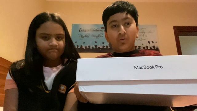 MacBook Pro 13 Inch Unboxing (256 GB Storage/8GB Memory) смотреть онлайн