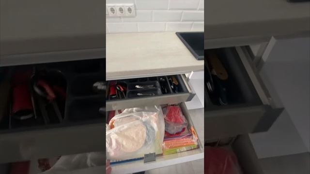 Кухня без ручек с пленочными фасадами смотреть онлайн