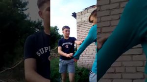 2 бухих дерутся на мусорке