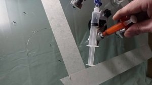 Загрузка полимера в пневматический инжектор для ремонта лобового стекла