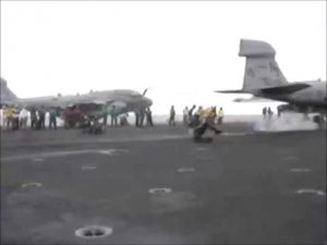 Взлет самолета с авианосца