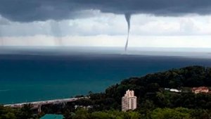 Гигантский смерч завис прямо над морем в Сочи