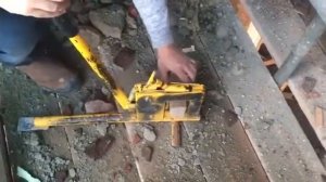 Кладка кирпича над окном