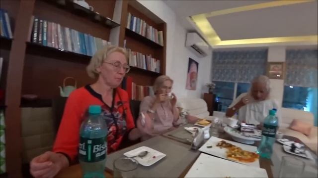 130. Отмечаем серебряную кнопку в Хануман кафе со звёздами нашей Санта Барбары. Путтапарти 2023. смотреть онлайн