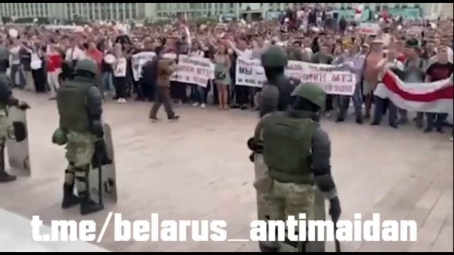 Хроники "цветной революции" в Белоруссии: протестующие пришли к Дому Правительства в Минске.