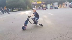 Глеб катается на детском электроскутере для дрифта! Крутой квадроцикл и электро скутер!