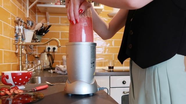 Пробую ФРАППЕ по-своему. С кофе из ГЕЙЗЕРА, клубникой, сгущёнкой и сливками смотреть онлайн