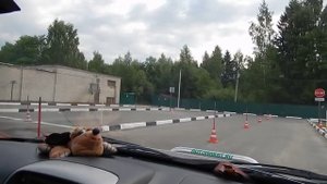 Упражнение змейкой на площадке.
