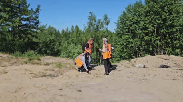 Трудовые отряды главы Нового Уренгоя продолжают очищать городские территории