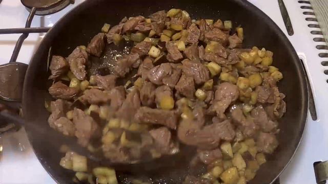 Тушеное мясо с баклажанами. Сочное и ароматное.