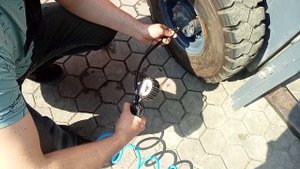 Как накачать колеса погрузчика обычным компрессором до давления 10 атмосфер.