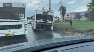 В Чебоксарах троллейбус провалился в ров