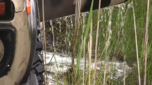 Нива плывет в глубоком броде по дороге на рыбалку в районе Сорокошичей