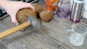 Лёгкий способ расколоть кокос и извлечь из него мякоть. Быстро и просто)