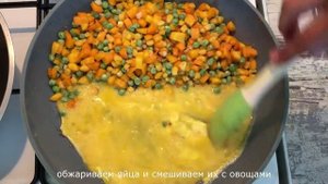 Жареный рис с курицей и овощами