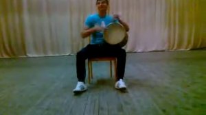 Осетин Давид играет на барабане