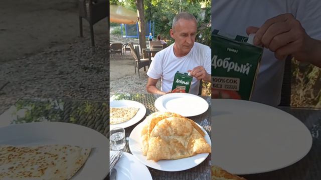 Чебуреки едим в Симферополе- в очень красивом месте на природе в татарском ресторане