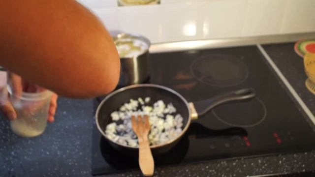 ?Лосось приготовленный в духовке | пюре с обжаренным луком смотреть онлайн